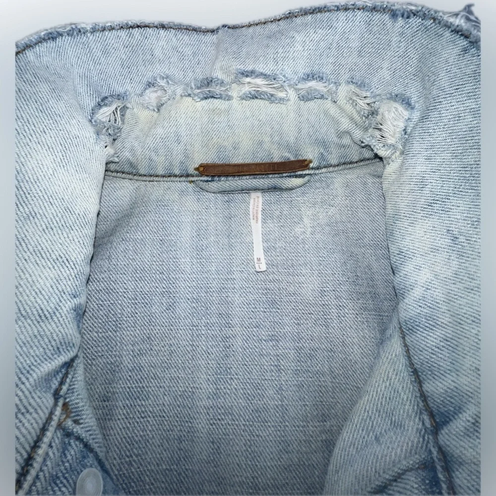 Free People Distressed Rough Collar Denim Jean jacket Women's Sz M/L Blue Spring - Picture 3 of 9